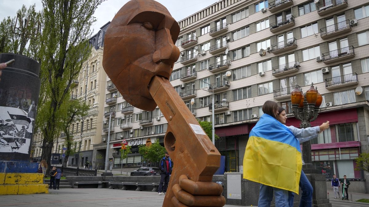 Putin má v Kyjevě sochu. S pistolí v ústech